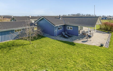 Bara - 600M from the Sea: Maison, Domicile, Toit, Chalet, Arbuste, Siding, Porte, Jardin, Ferme