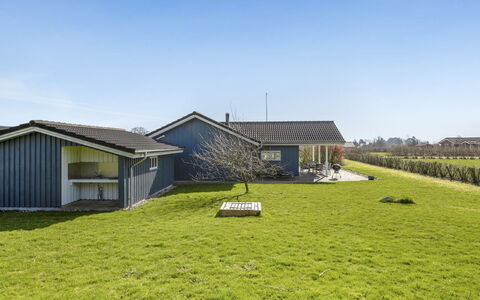 Bara - 600M from the Sea: Maison, Domicile, Toit, Chalet, Arbuste, Siding, Porte, Jardin, Ferme