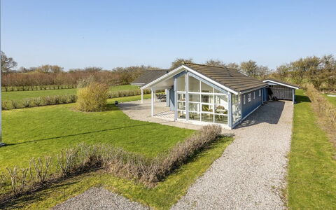 Bara - 600M from the Sea: Maison, Domicile, Toit, Chalet, Arbuste, Siding, Porte, Jardin, Ferme