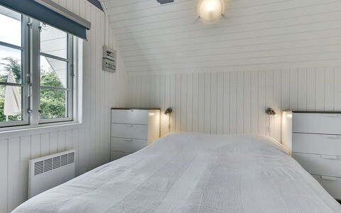 Thormund - 350M from the Sea: Bois, Plafond, Chambre, Sol, Design Intérieur, Sol, Lit, Luminaire, Éclairage, Literie
