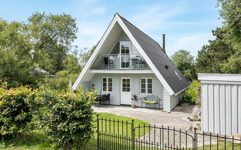 Thormund - 350M from the Sea: Maison, Domicile, Toit, Chalet, Jardin, Biens, Porche, Siding, Aménagement Paysager, Pelouse