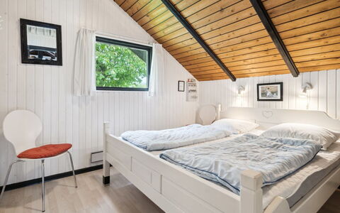 Elisej - 100M from the Sea: Bois, Chambre, Lit, Domicile, Design Intérieur, Meubles, Maison, Plafond, Sol, Cadre De Lit