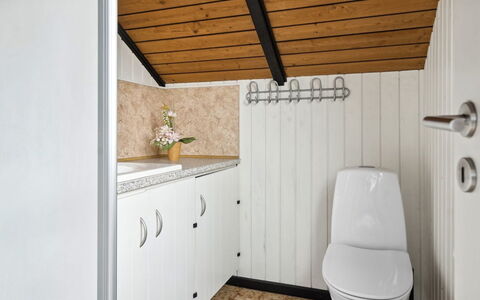 Elisej - 100M from the Sea: Luminaire Plomberie, Mur, Sol, Design Intérieur, Bois, Salle De Bains, Sol, Évier, Robinet, Toilette