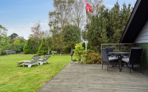 Elisej - 100M from the Sea: Arbuste, Lot Terre, Jardin, Domicile, Ombre, Pelouse, Couverture De Sol, Chalet, Dur