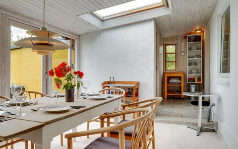 Gytta - 1Km from the Sea: Meubles, Design Intérieur, Bois, Sol, Table, Plafond, Chaise, Sol, Salle À Manger, Éclairage