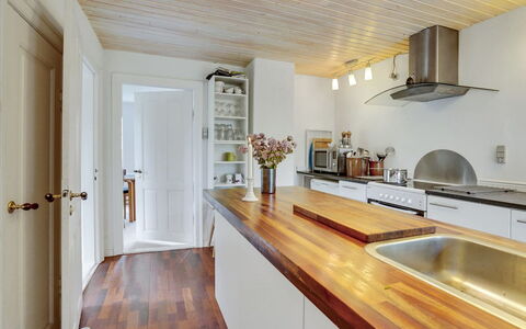 Gytta - 1Km from the Sea: Comptoir, Cuisine, Sol, Design Intérieur, Meubles, Appareil De Cuisine, Bois, Plafond, Cabinetry, Parquet
