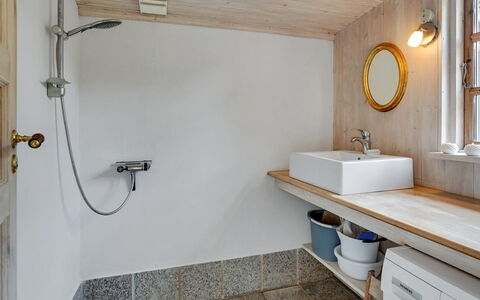 Gytta - 1Km from the Sea: Luminaire Plomberie, Salle De Bains, Mur, Lavabo, Bois, Sol, Évier, Robinet, Design Intérieur, Sol