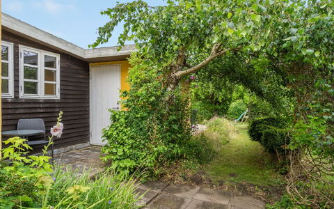 Gytta - 1Km from the Sea: Arbuste, Jardin, Couverture De Sol, Chalet, Arrière-Cour, Pelouse, Cour, Batiments Jardin, Ombre, Aménagement Paysager