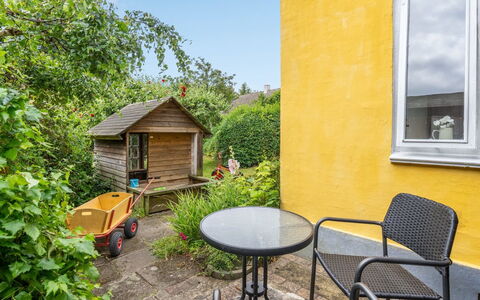 Gytta - 1Km from the Sea: Jaune, Arbuste, Meubles, Lot Terre, Jardin, Porte, Chalet, Mobilier De Jardin, Chaise, Arrière-Cour