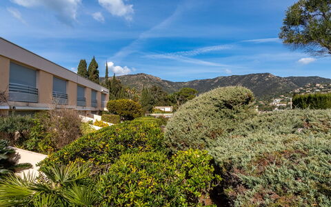 Le Lavandou 120: Ciel, L'Eau, Nuage, Propriété, Plante, Table, Bâtiment, Chaise, Ombre, Design Intérieur