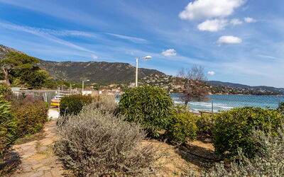 Le Lavandou 120: Ciel, L'Eau, Nuage, Propriété, Plante, Table, Bâtiment, Chaise, Ombre, Design Intérieur