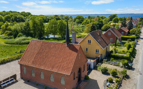 Frothi - 550M from the Sea: Maison, Domicile, Toit, Zone Résidentielle, Chalet, Biens, Ferme, Pelouse, Aménagement Paysager, Siding