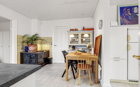 Truels - 2Km from the Sea: Sol, Meubles, Design Intérieur, Sol, Bois, Cabinetry, Parquet, Plafond, Cuisine, Comptoir