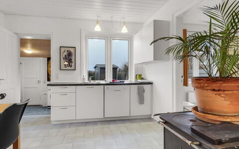 Truels - 2Km from the Sea: Sol, Cuisine, Design Intérieur, Comptoir, Sol, Bois, Appareil De Cuisine, Cabinetry, Meubles, Plafond