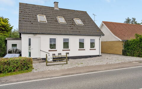 Truels - 2Km from the Sea: Bâtiment, Fenêtre, Maison, Toit, Domicile, Surface De La Route, Zone Résidentielle, Chalet, Asphalte, Lot Terre
