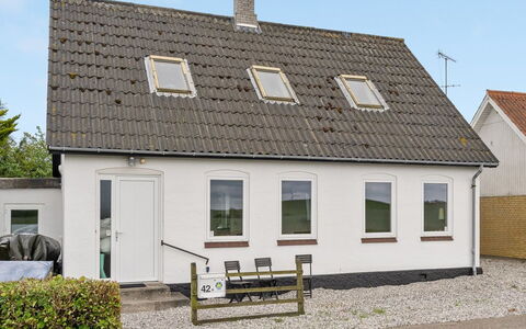 Truels - 2Km from the Sea: Toit, Maison, Domicile, Chalet, Porte, Siding, Plate-Forme, Porche, Planche, Dur