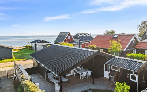 Pedersen - 50M from the Sea: Toit, Maison, Domicile, Chalet, Siding, Biens, Allée, Batiments Jardin, Cour, Cabanon