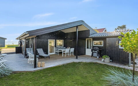 Pedersen - 50M from the Sea: Toit, Maison, Domicile, Chalet, Siding, Biens, Allée, Batiments Jardin, Cour, Cabanon