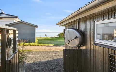 Pedersen - 50M from the Sea: Toit, Maison, Domicile, Chalet, Siding, Biens, Allée, Batiments Jardin, Cour, Cabanon