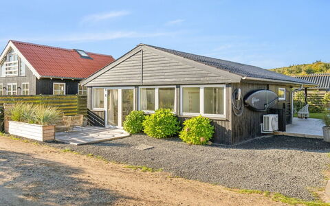 Pedersen - 50M from the Sea: Toit, Maison, Domicile, Chalet, Siding, Biens, Allée, Batiments Jardin, Cour, Cabanon