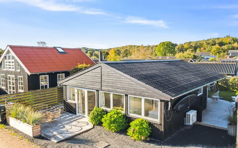 Pedersen - 50M from the Sea: Toit, Maison, Domicile, Chalet, Siding, Biens, Allée, Batiments Jardin, Cour, Cabanon