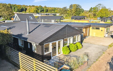 Pedersen - 50M from the Sea: Toit, Maison, Domicile, Chalet, Siding, Biens, Allée, Batiments Jardin, Cour, Cabanon