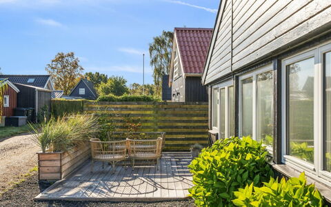 Pedersen - 50M from the Sea: Toit, Maison, Domicile, Chalet, Siding, Biens, Allée, Batiments Jardin, Cour, Cabanon