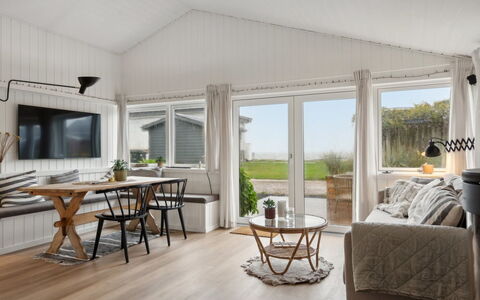 Pedersen - 50M from the Sea: Bois, Design Intérieur, Plafond, Meubles, Sol, Sol, Domicile, Canapé, Salon, Parquet