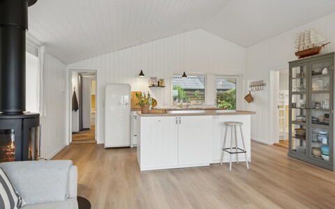Pedersen - 50M from the Sea: Design Intérieur, Sol, Meubles, Sol, Bois, Plafond, Parquet, Luminaire, Cuisine, Comptoir