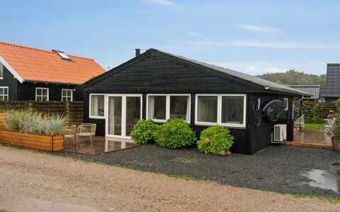 Pedersen - 50M from the Sea: Toit, Maison, Domicile, Chalet, Siding, Biens, Allée, Batiments Jardin, Cour, Cabanon