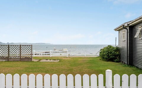 Pedersen - 50M from the Sea: Toit, Maison, Domicile, Chalet, Siding, Biens, Allée, Batiments Jardin, Cour, Cabanon