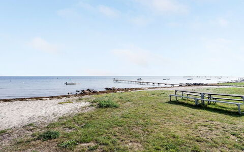 Pedersen - 50M from the Sea: Toit, Maison, Domicile, Chalet, Siding, Biens, Allée, Batiments Jardin, Cour, Cabanon