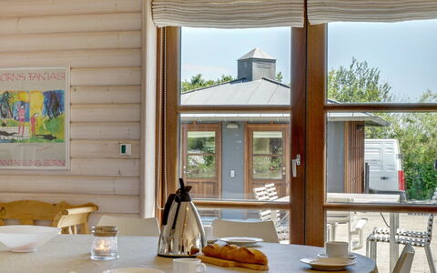 Øthkil - 93M from the Sea: Sol, Sol, Plafond, Design Intérieur, Comptoir, Cuisine, Cabinetry, Pièce, Principaux Appliance, Luminaire