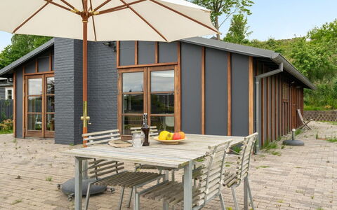 Øthkil - 93M from the Sea: Sol, Sol, Plafond, Design Intérieur, Comptoir, Cuisine, Cabinetry, Pièce, Principaux Appliance, Luminaire