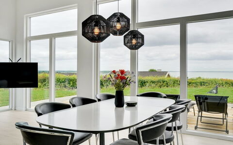 Constantin - 500M from the Sea: Design Intérieur, Luminaire, Plafond, Lustre, Meubles, Éclairage, Verre, Chaise, Salon, Matériau Naturel