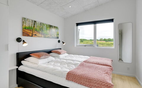 Constantin - 500M from the Sea: Chambre, Lit, Design Intérieur, Cadre De Lit, Literie, Drap De Lit, Plafond, Appartement, Oreiller, Throw Pillow