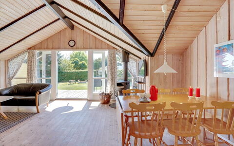 Annelore - 400M from the Sea: Toit, Maison, Domicile, Chalet, Siding, Biens, Allée, Batiments Jardin, Cour, Cabanon