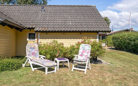 Annelore - 400M from the Sea: Toit, Maison, Domicile, Chalet, Siding, Biens, Allée, Batiments Jardin, Cour, Cabanon