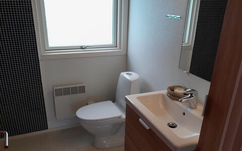 Blesse - 250M from the Sea: Siège De Toilette, Salle De Bains, Luminaire Plomberie, Mur, Toilette, Design Intérieur, Sol, Sol, Lavabo, Évier