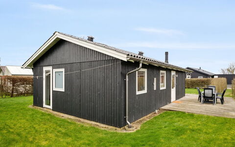 Blesse - 250M from the Sea: Toit, Maison, Domicile, Chalet, Porte, Siding, Plate-Forme, Porche, Planche, Dur
