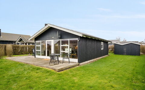 Blesse - 250M from the Sea: Toit, Maison, Domicile, Chalet, Porte, Siding, Plate-Forme, Porche, Planche, Dur