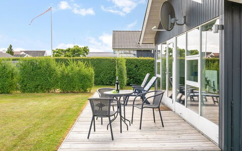 Blesse - 250M from the Sea: Toit, Maison, Domicile, Chalet, Porte, Siding, Plate-Forme, Porche, Planche, Dur