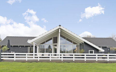 Hansa - 900M from the Sea: Toit, Maison, Domicile, Chalet, Siding, Biens, Allée, Batiments Jardin, Cour, Cabanon