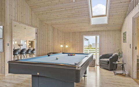 Hansa - 900M from the Sea: Toit, Maison, Domicile, Chalet, Siding, Biens, Allée, Batiments Jardin, Cour, Cabanon