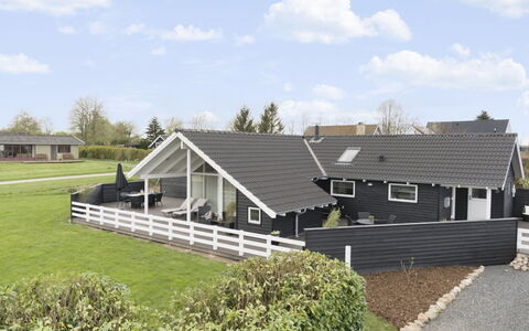 Hansa - 900M from the Sea: Toit, Maison, Domicile, Chalet, Siding, Biens, Allée, Batiments Jardin, Cour, Cabanon