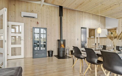 Hansa - 900M from the Sea: Toit, Maison, Domicile, Chalet, Siding, Biens, Allée, Batiments Jardin, Cour, Cabanon