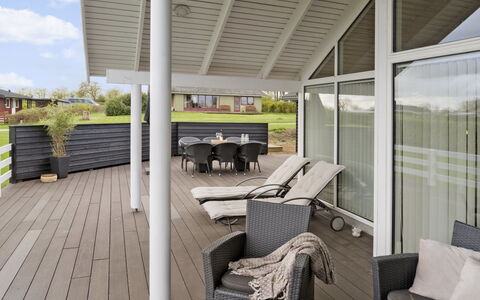 Hansa - 900M from the Sea: Toit, Maison, Domicile, Chalet, Siding, Biens, Allée, Batiments Jardin, Cour, Cabanon