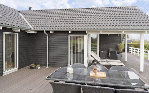 Hansa - 900M from the Sea: Toit, Maison, Domicile, Chalet, Siding, Biens, Allée, Batiments Jardin, Cour, Cabanon