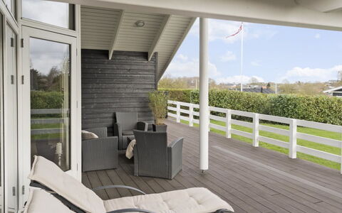 Hansa - 900M from the Sea: Toit, Maison, Domicile, Chalet, Siding, Biens, Allée, Batiments Jardin, Cour, Cabanon