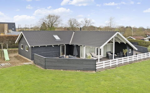 Hansa - 900M from the Sea: Toit, Maison, Domicile, Chalet, Siding, Biens, Allée, Batiments Jardin, Cour, Cabanon